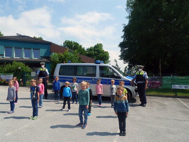 POL-HSK: Briloner Kindergartenkinder üben sicheren Schulweg