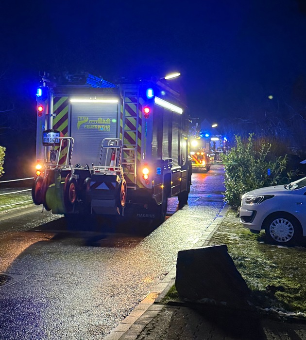 FW-EN: Brennender PKW in der Nacht Auf dem Schnee