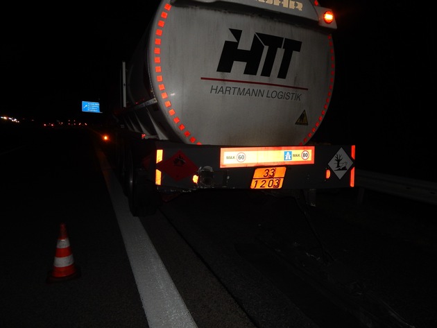 POL-VDKO: Verkehrsunfall - PKW fährt ungebremst unter das Heck eines Tanklastzuges