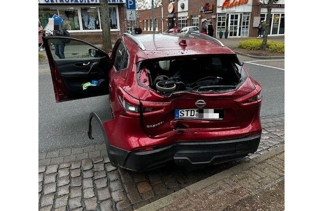 POL-STD: Zwei Verletzte bei Unfall in der Buxtehuder Innenstadt - hoher Sachschaden an allen drei Autos