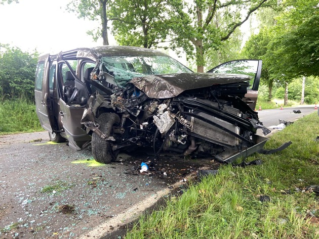 FW Horn-Bad Meinberg: Schwerer Verkehrsunfall mit 2 verletzten Personen