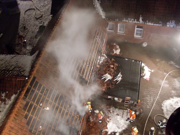 POL-NI: Dachstuhlbrand sorgt für Großeinsatz bei Feuerwehr und Polizei -Bild im Download-