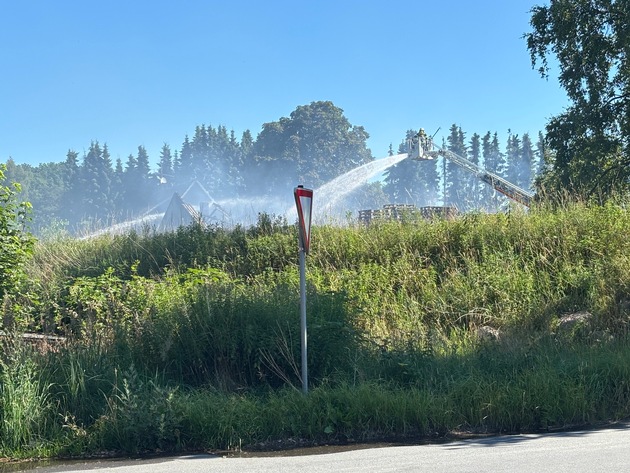 FW-ROW: Großfeuer in Sittensen: Lagerhalle brennt vollständig nieder