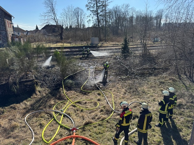 FW VG Westerburg: Vegetationsbrand breitete sich rasant aus - Feuerwehreinsatz im Gleisbereich