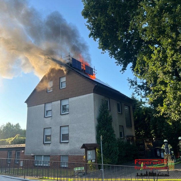 FW-RE: Dachstuhlbrand in Recklinghausen-Röllinghausen - keine Verletzten