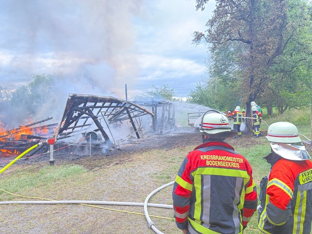 FW Überlingen: Landwirtschaftliche Scheune auf dem Haldenhof (Überlingen) in Vollbrand / Übergreifen der Flammen auf Gaststätte mit Fremdenzimmer verhindert / Keine Personen zu Schaden gekommen