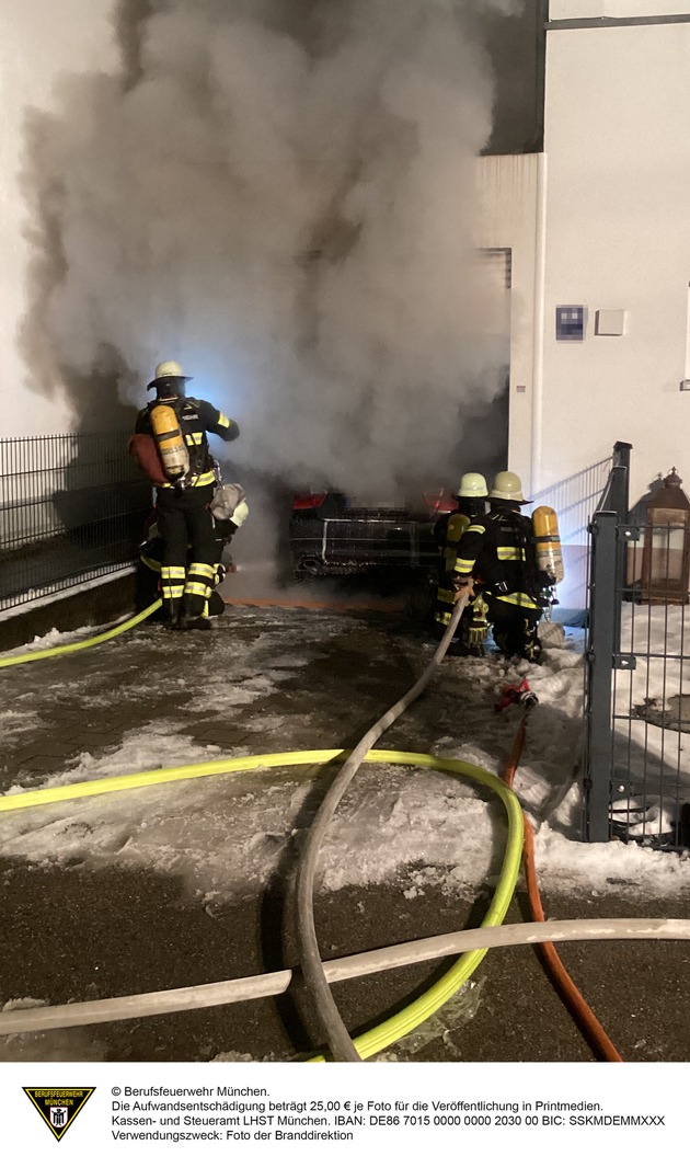 FW-M: Fahrzeug brennt in Garage (Perlach)