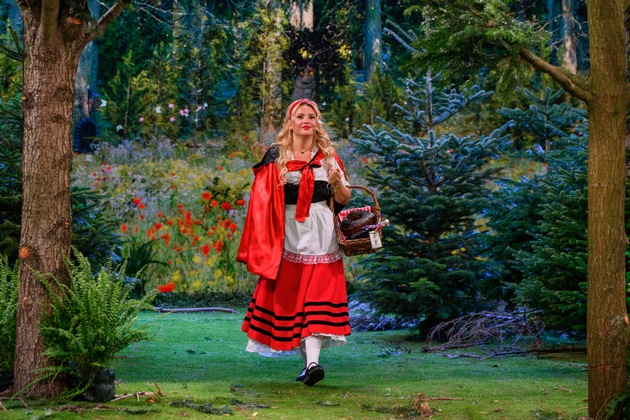 Evelyn Burdecki allein im Märchenwald - SAT.1 zeigt &quot;Rotkäppchen&quot; in &quot;Die Comedy Märchenstunde&quot; am Montag, 12. Dezember