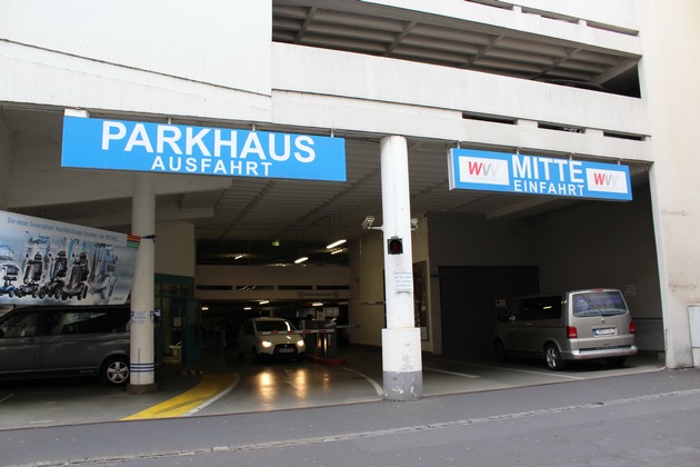 Parkhaus-Test: Wenig Platz für moderne Autos / Viele Parkplätze nach wie vor zu schmal und kaum behindertengerecht