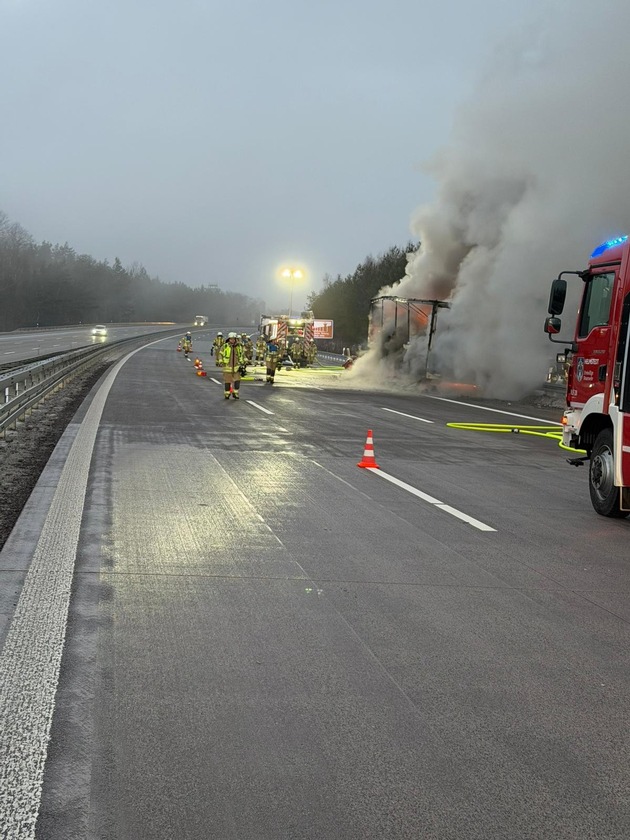 FW Helmstedt: Brennender Sattelauflieger auf der BAB2