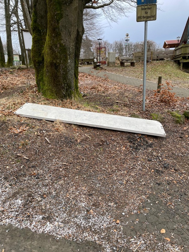 POL-OH: Gerüstteile des Fernmeldeturm "Am Hoherodskopf" lösten sich durch Sturm - niemand verletzt und kein Sacchschaden - Bereich aktuell gesperrt - Sicherungsmaßnahmen laufen