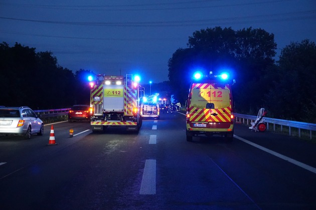 FW Ratingen: Schwerer Unfall auf der A524, zwei Personen verletzt