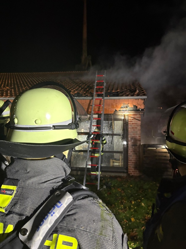 FW-WRN: Gebäudebrand in der Wichernstraße