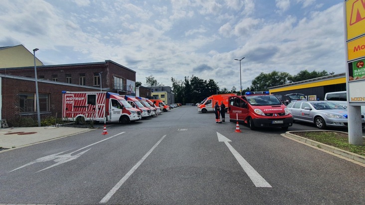 FW Düren: Großeinsatz für Feuerwehr und Rettungsdienst in Dürener Gesamtschule