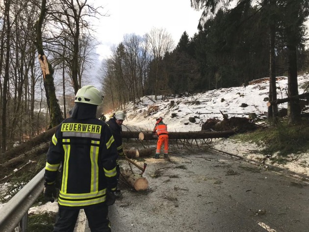 FW-OE: Extremwetterlage hält Feuerwehr Kirchhundem auf trapp