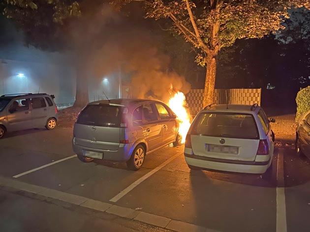 POL-ME: Erneute Fahrzeugbrände im Berliner Viertel: Polizei bittet dringend um sachdienliche Hinweise - Monheim am Rhein - 2208124