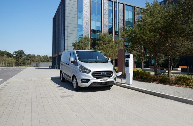 Ford-Werke GmbH: IAA Nutzfahrzeuge: Ford zeigt die Serienversion des Transit Custom mit Plug-In-Hybrid-Technologie (FOTO)