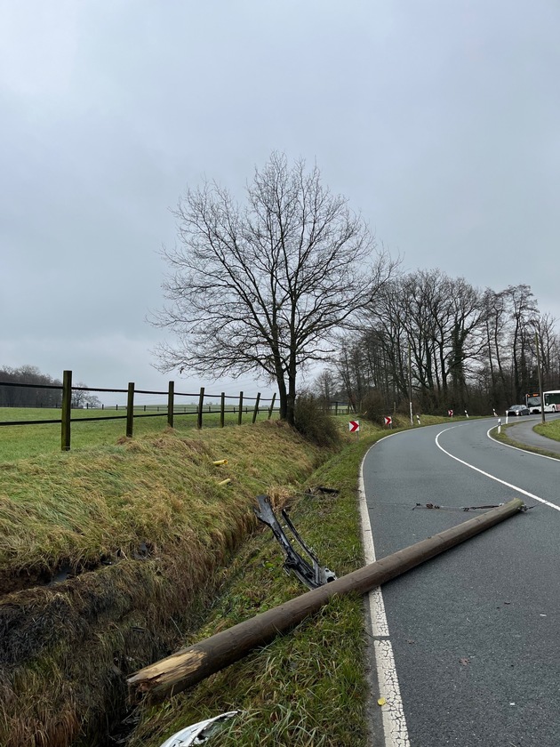 POL-BI: Nach Kollision mit Holzpfosten die Ölwanne aufgerissen.