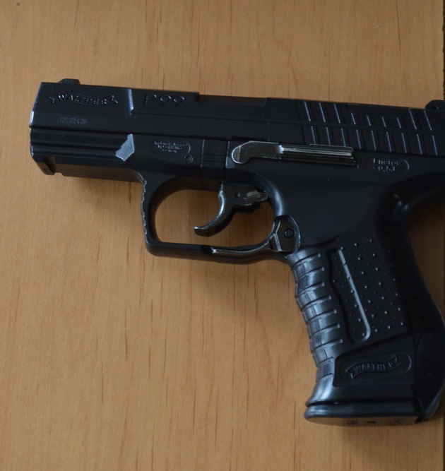 POL-CUX: Polizei klärt Raubüberfälle auf Spielotheken - Tatwaffen beschlagnahmt