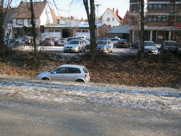 POL-STH: Mit dem Pkw in den  Mühlenbach gefahren.