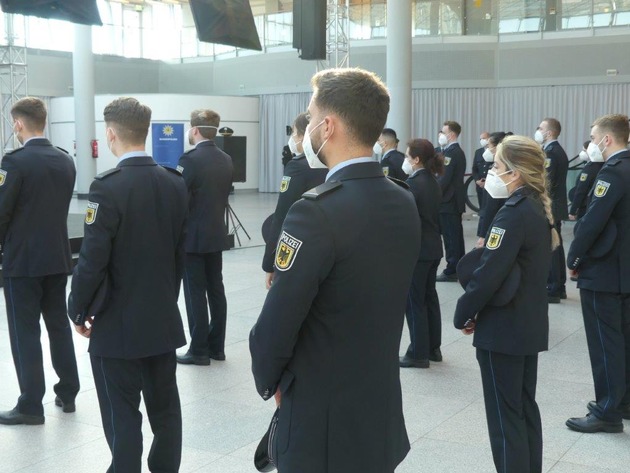BPOL NRW: Ernennung und Vereidigung von über 50 neuen Kolleginnen und Kollegen - Bundespolizei am Flughafen Düsseldorf erhält Personalzuwachs
