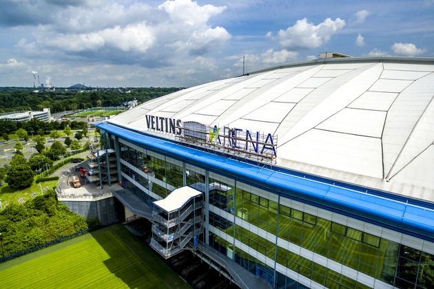 Neue Strahlkraft: Schriftzug der Veltins-Arena mit LED-Technik spart künftig 60% Strom