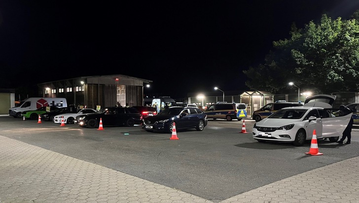 POL-SE: Quickborn - Polizei kontrolliert an der A7, stellt Verstöße fest und vollstreckt bei einem Fahrer zwei Haftbefehle