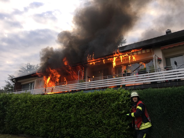 FW-Erkrath: Wohnung in Vollbrand - Eine verletzte Person