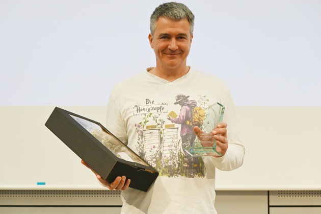 Böhmermann-Duell und Brückenbauer: Zweimal "Goldener Stachel" DBIB-Ehrenpreis für Unerschrockenheit und Engagement