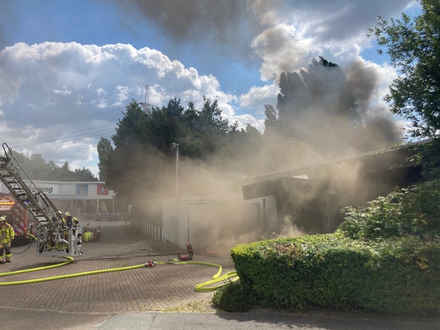 FW-GLA: Dachstuhlbrand in Gladbecker Gewerbegebiet
