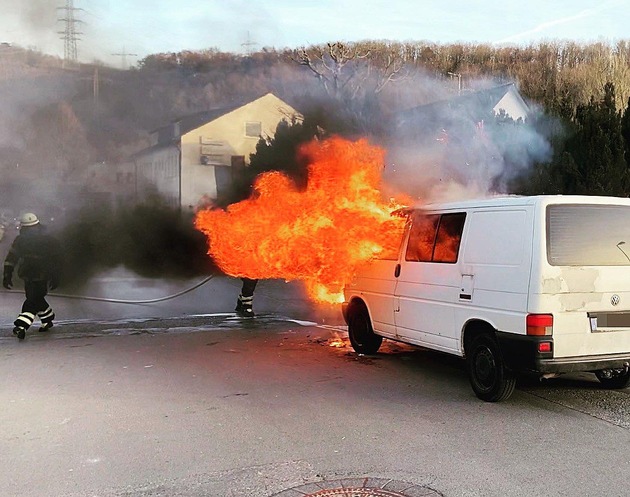 FW-EN: VW-Bus brannte im Motorraum in voller Ausdehnung!