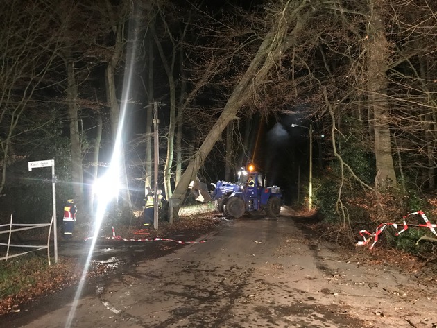 FW-GL: &quot;Friederike&quot; beschert auch der Feuerwehr Bergisch Gladbach viel Arbeit
170 Einsatzstellen alleine im Stadtgebiet von Bergisch Gladbach
Keine Verletzten zu beklagen - teils hohe Sachschäden