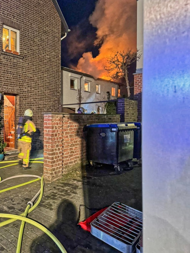 FW Grevenbroich: Ein Verletzter bei Gebäudebrand in Grevenbroich / Feuerwehr verhindert Ausbreitung des Feuers auf Nachbarbauten Gefrierendes Wasser erschwert Löscharbeiten