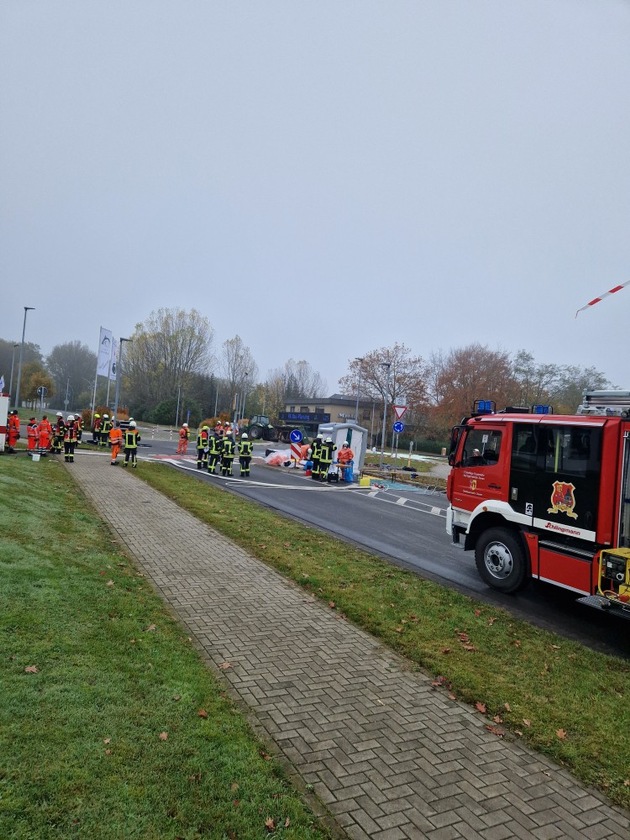 POL-ROW: Gefahrgutunfall in Zeven: 1.000 Liter Säure ausgelaufen - eine Person verletzt