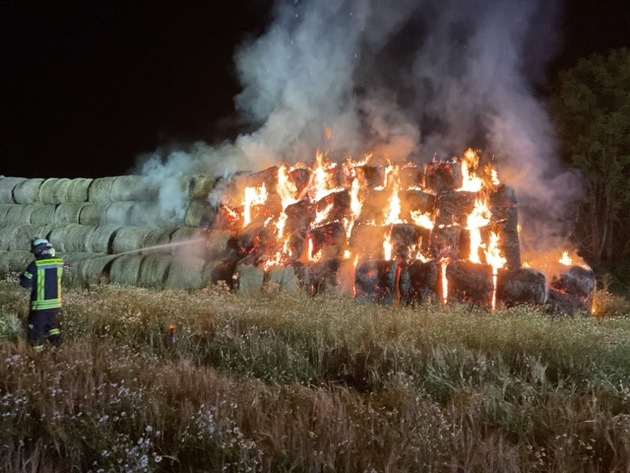 FW-BN: Strohmiete steht in Flammen - Langwieriger Einsatz im Meßdorfer Feld