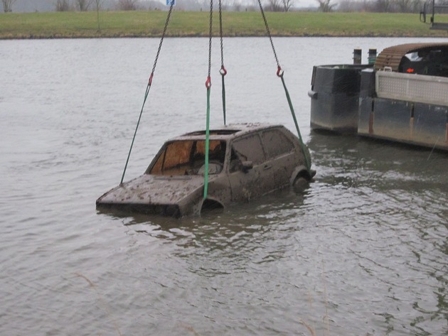 POL-NI: Polizeitaucher werden in der eiskalten Weser fündig -Bild im Download-