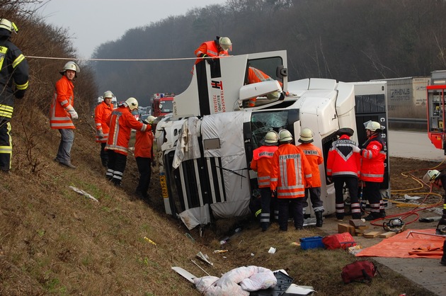 POL-HI: Erneute Vollsperrung der BAB 7 nach Verkehrsunfall (Sattelzug) mit einer schwerverletzten Person