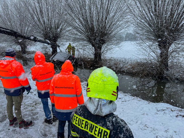 FW Flotwedel: Technische Hilfeleistung nach Verkehrsunfall - Landkreisübergreifender Einsatz zwischen Nienhof und Flettmar (LK Gifhorn)