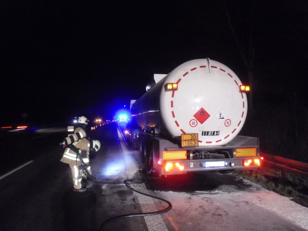 FW-BOT: Bottrop; Reifenbrand an Tanklastzug mit 34.000 Litern Kerosin