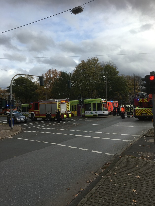 FW-GE: Schwerer Verkehrsunfall in Gelsenkirchen Feldmark - Frau von Straßenbahn angefahren