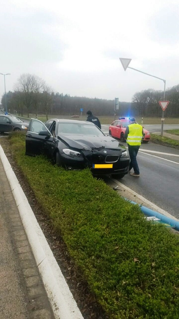 FW-KLE: Unfall endet an Straßenlaterne