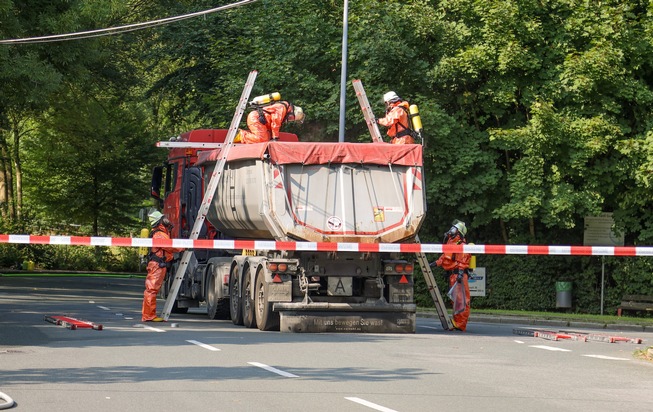 FW-E: Ammoniakaustritt aus LKW - Feuerwehr im Großeinsatz