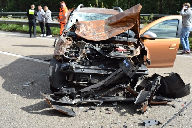 POL-DEL: Autobahnpolizei Ahlhorn: Pkw fährt auf der Autobahn 29 auf einen Sicherungsanhänger vor einer Arbeitsstelle auf (Gem. Großenkneten) +++ Fahrer leicht verletzt +++ Hoher Sachschaden