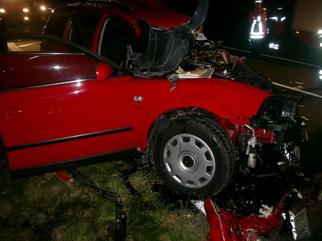 POL-NI: Toedlicher Verkehrsunfall auf der B6 / Diebstaehle aus PKW