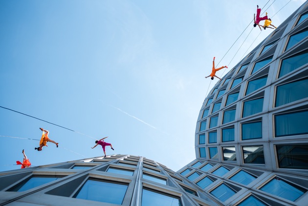 Built to shape tomorrow: The BMW Headquarters celebrates its 50th birthday / Spectacular performance by US vertical dancers BANDALOOP