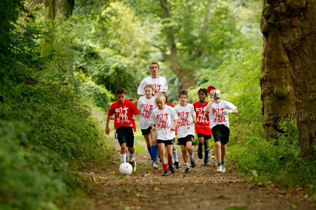 100 Tage dribbeln zur Fußball-EM: Guinness-Weltrekordversuch &quot;Fit am Ball 3000&quot; startet mit 10.000 Kindern am 29. Februar in Leipzig