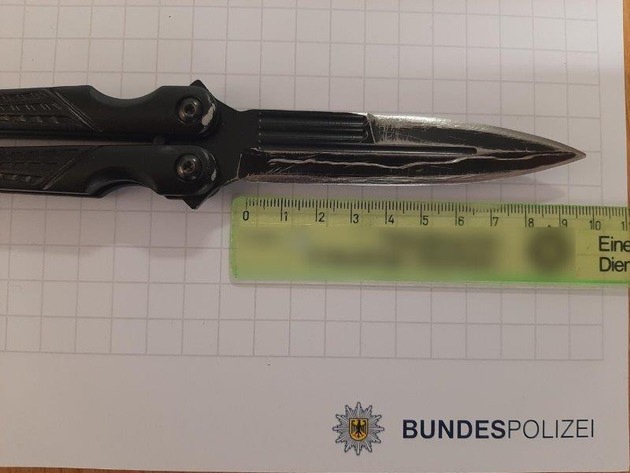 BPOL NRW: Bundespolizei stellt zwei verbotene Waffen im Hauptbahnhof sicher