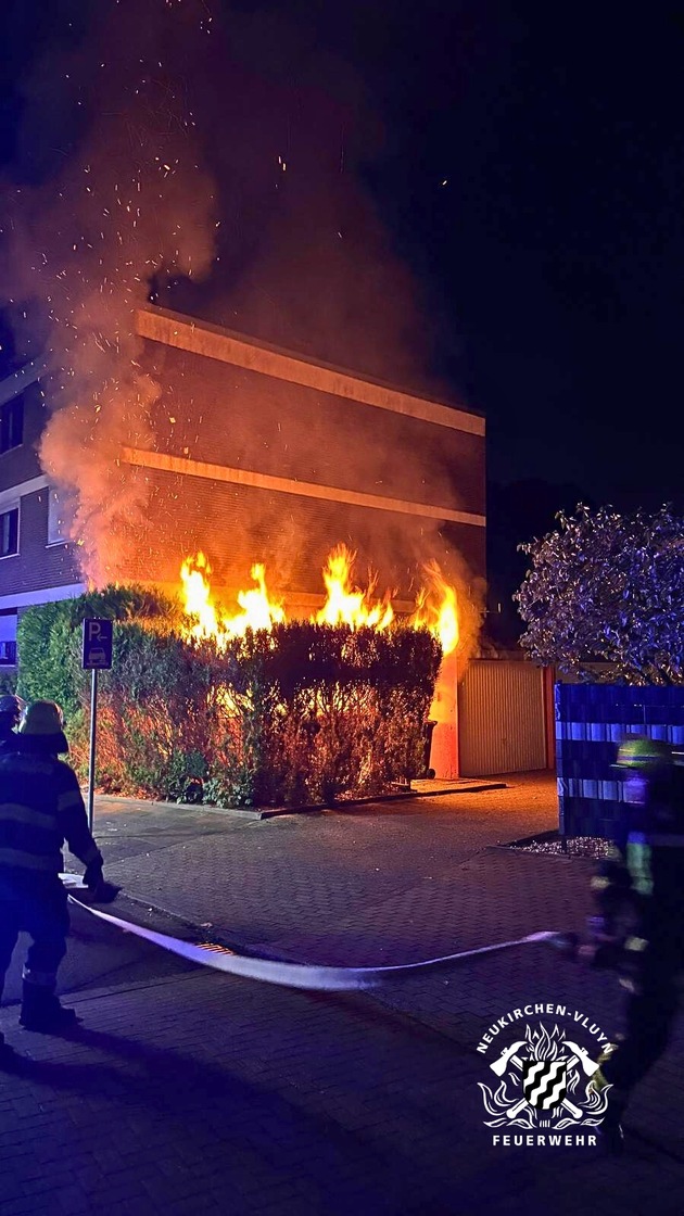 FW Neukirchen-Vluyn: Feuerwehr rückt zu mehreren Bränden aus - Sperrmüll und Carport in Flammen