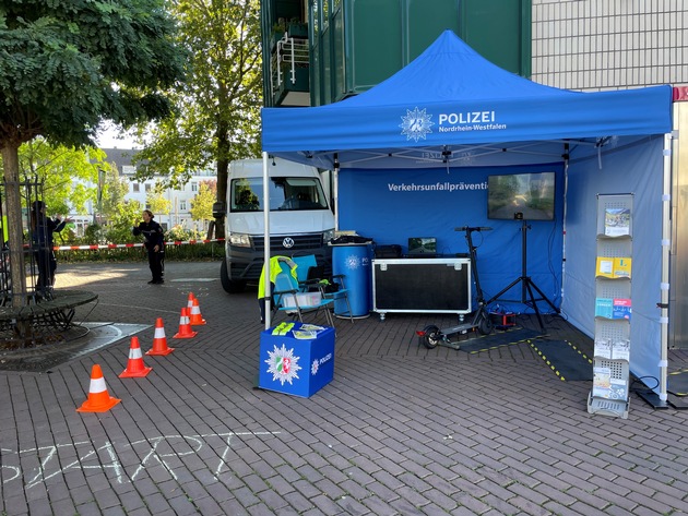 POL-KLE: Kreis Kleve - Wochenbilanz der Verkehrskontrollen / Polizei ist mit E-Scooter-Simulator und Rauschbrille auf dem Klever Stadtfest