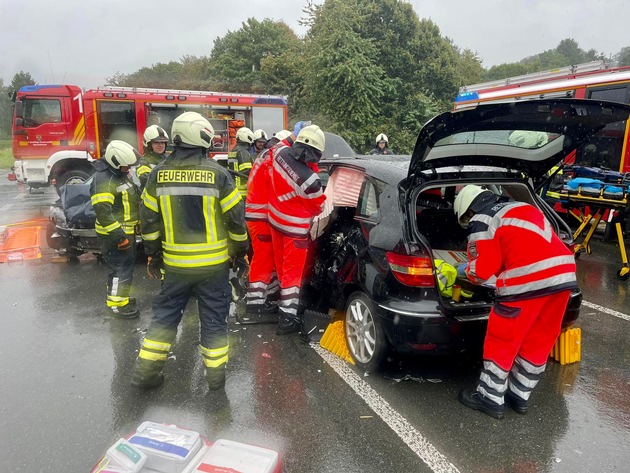 FW-EN: Schwerer Verkehrsunfall im Kreuzungsbereich &amp; Sturmschäden in Gennebreck